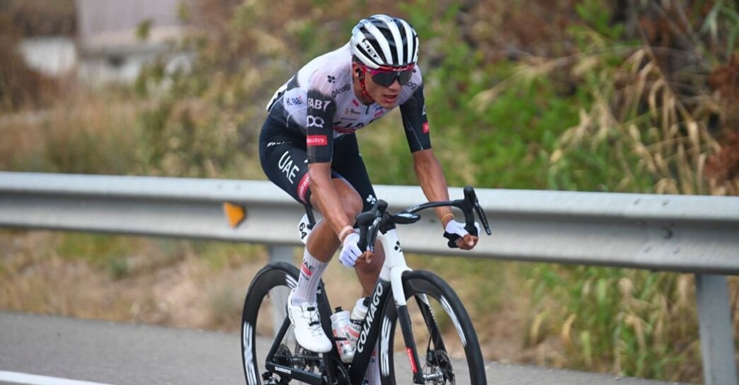 Isaac del Toro obtiene el tercer lugar y hace historia en Strade Bianche 2026