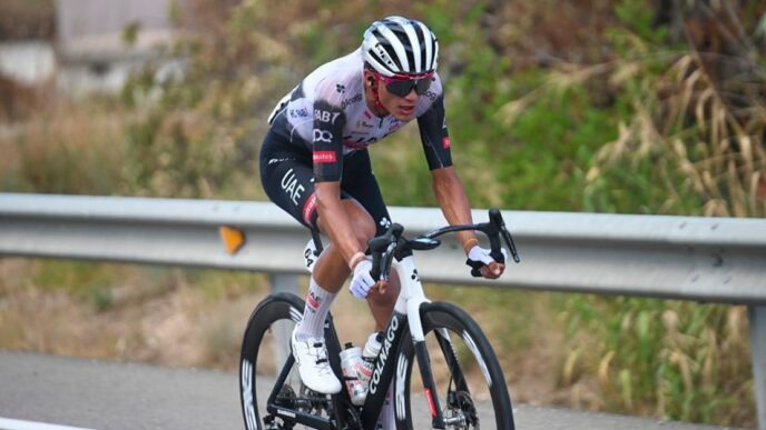 Isaac del Toro obtiene el tercer lugar y hace historia en Strade Bianche 2026