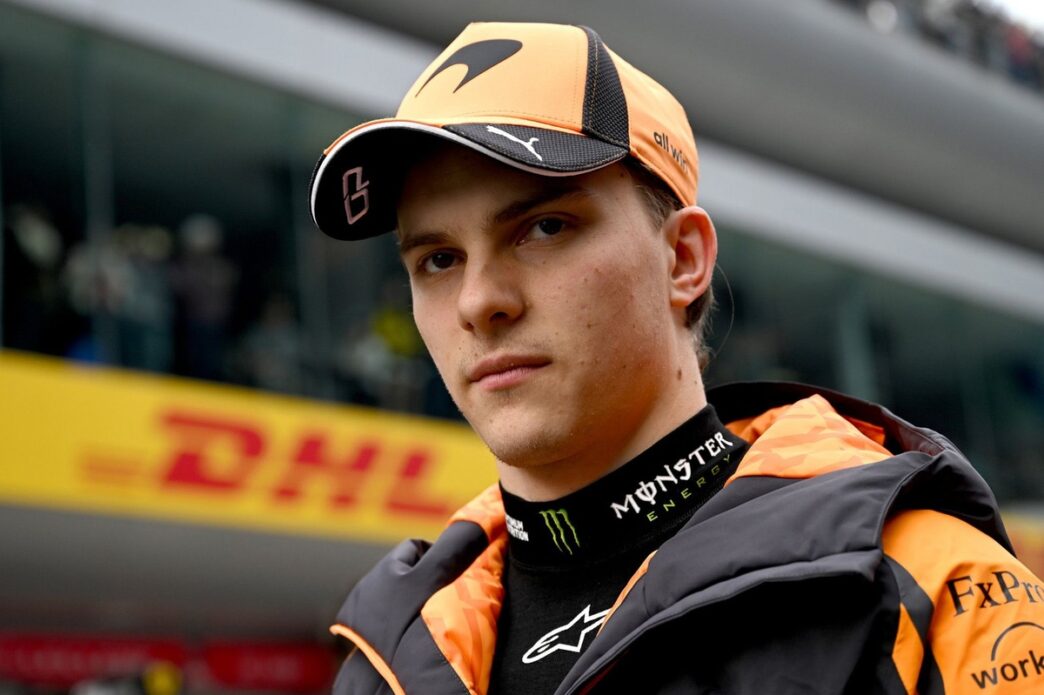 {"result":"Los problemas eléctricos impiden que Lando Norris y Oscar Piastri inicien el GP de China","id":"msg_M2jSQB9G19Byd56iMoZ6aHbl","object":"thread.message","created_at":"2026-03-17T23:58:03.000Z","assistant_id":"asst_mcOG4IzrJbKo7CjhsiwKhSLq","thread_id":"thread_536HcKyAlhChUWXj38F8IJB5","run_id":"run_wWONGat890KzXBdbMQhMhu19","role":"assistant","content":[{"type":"text","text":{"value":"Los problemas eléctricos impiden que Lando Norris y Oscar Piastri inicien el GP de China","annotations":[]}}],"attachments":[],"metadata":{}}