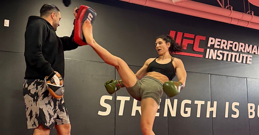 {"result":"El debut de Sara Cabeza de Vaca impulsa las artes marciales en CDMX","id":"msg_A7WrccGgobecGiLBUKMkXfvZ","object":"thread.message","created_at":"2026-03-18T00:41:21.000Z","assistant_id":"asst_mcOG4IzrJbKo7CjhsiwKhSLq","thread_id":"thread_u4sPNxxeIXjjwgMnTeja7rXE","run_id":"run_ZzP08URgXQpMTIxl9H99bq3d","role":"assistant","content":[{"type":"text","text":{"value":"El debut de Sara Cabeza de Vaca impulsa las artes marciales en CDMX","annotations":[]}}],"attachments":[],"metadata":{}}