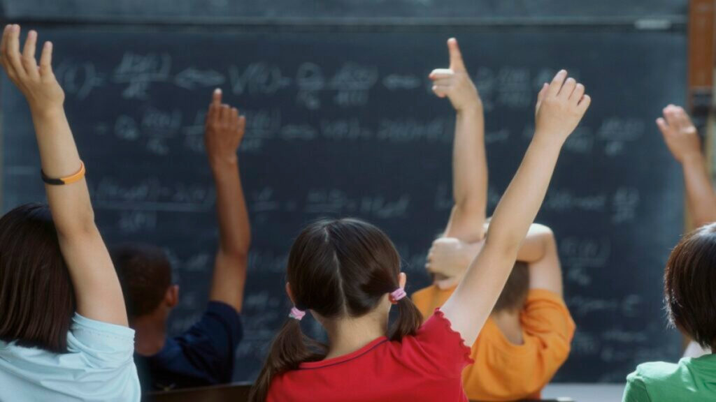 {"result":"La Secretaría de Educación de Jalisco modifica el calendario escolar 2025-2026","id":"msg_kX7U4lbjasx8I36plqXOhGOI","object":"thread.message","created_at":"2026-04-20T12:04:50.000Z","assistant_id":"asst_mcOG4IzrJbKo7CjhsiwKhSLq","thread_id":"thread_ZkBJA9zB3KqYvO4D9fYUlRta","run_id":"run_czJd8uUoCuX5mjyibzaTnIEH","role":"assistant","content":[{"type":"text","text":{"value":"La Secretaría de Educación de Jalisco modifica el calendario escolar 2025-2026","annotations":[]}}],"attachments":[],"metadata":{}}
