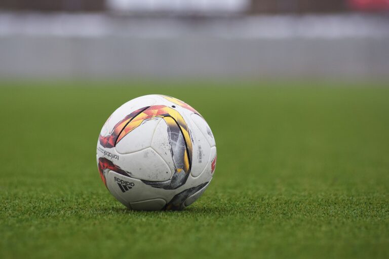 Francia golea a Bélgica y asume liderato Nations League Balón de futbol sobre el césped