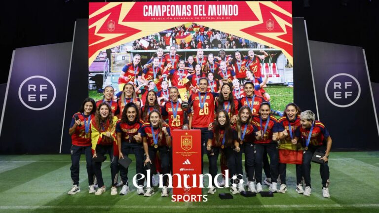 Selección española sub-20 femenina en su homenaje en la Ciudad del Fútbol de Las Rozas
